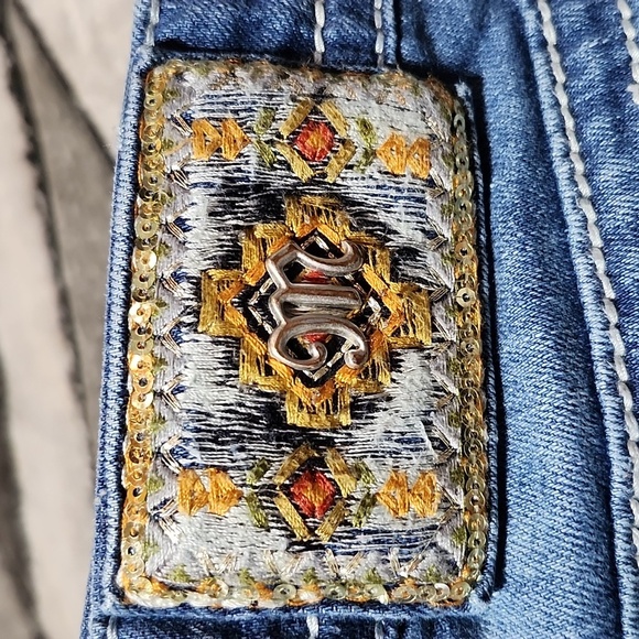 MISS ME EMBROIDERED GOLD SEQUINS FAUX-FLAP POCKETS RHINESTONES CUFFED CAPRI JEAN - Picture 5 of 16